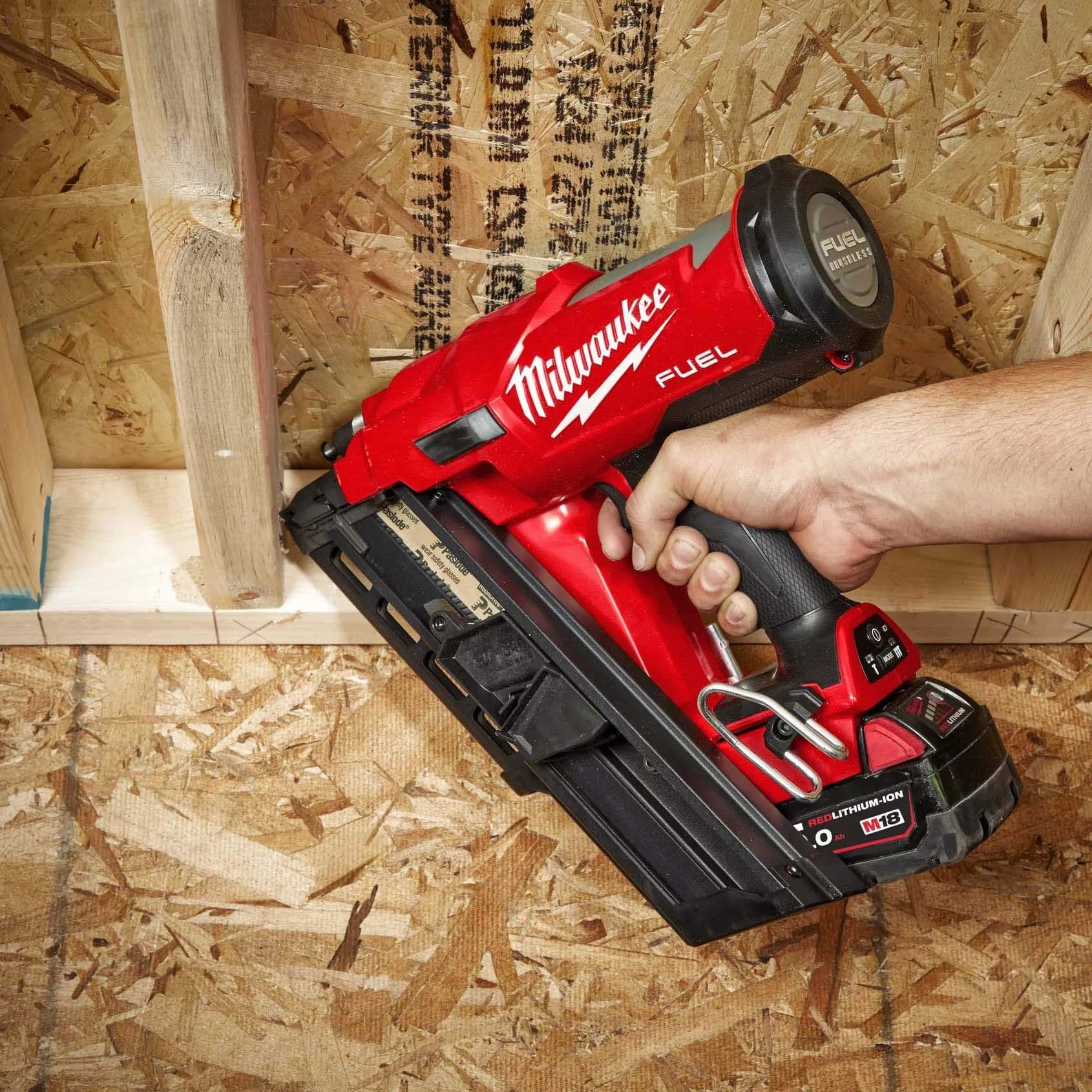 Milwaukee batteridriven konstruktionshäftare D-huvud